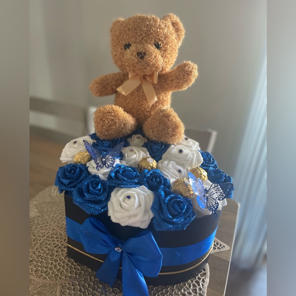 Caja de rosas eternas con peluche